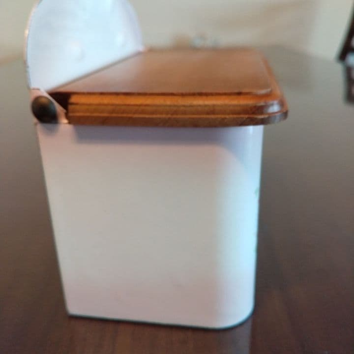 イマン⭐︎ アルメット缶 キャニスター ⭐︎ステンシルローズ 可愛いです。