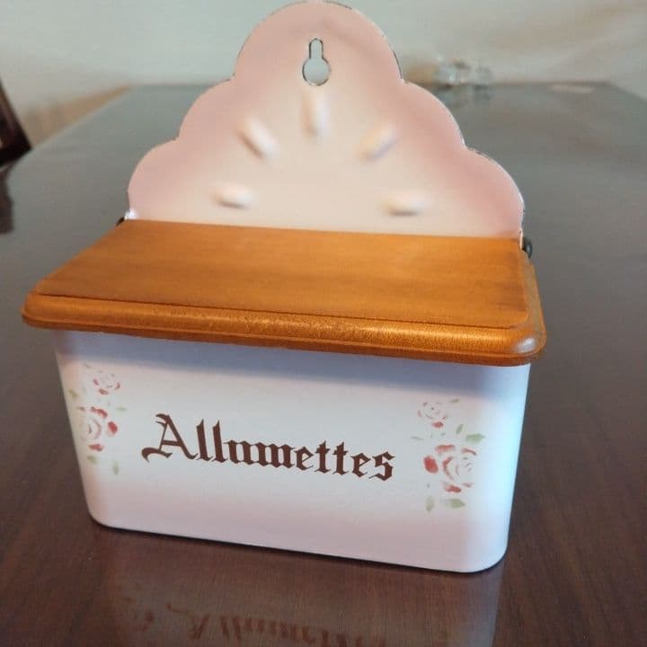 イマン⭐︎ アルメット缶 キャニスター ⭐︎ステンシルローズ 可愛いです。