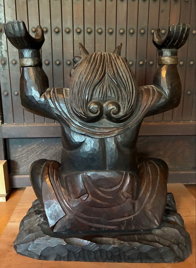 漆黒の鬼の軸受け　黒漆が塗布された鬼 掛け軸　ノミでザクザク彫られた鬼