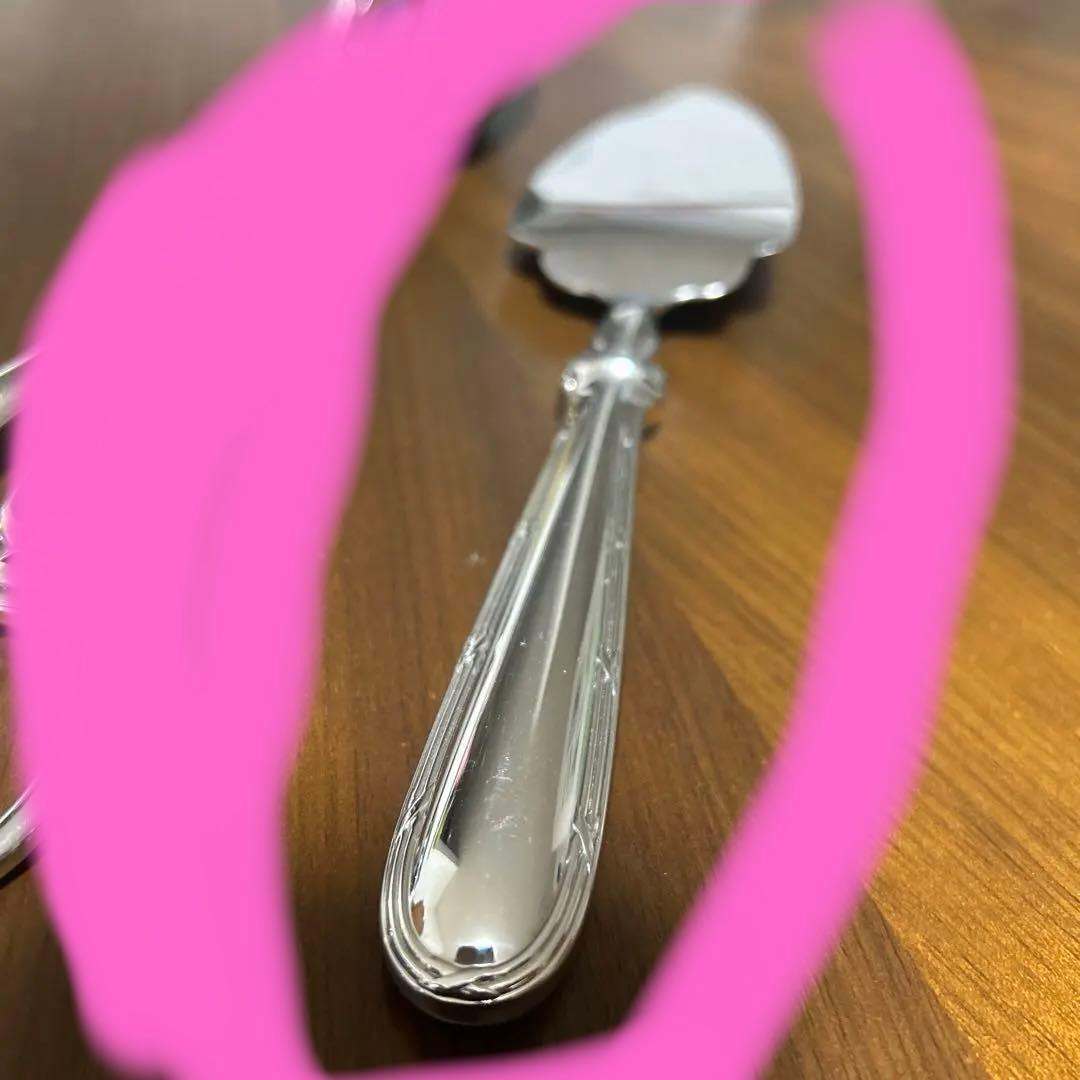 ステンレススチール製ケーキサーバーとトング