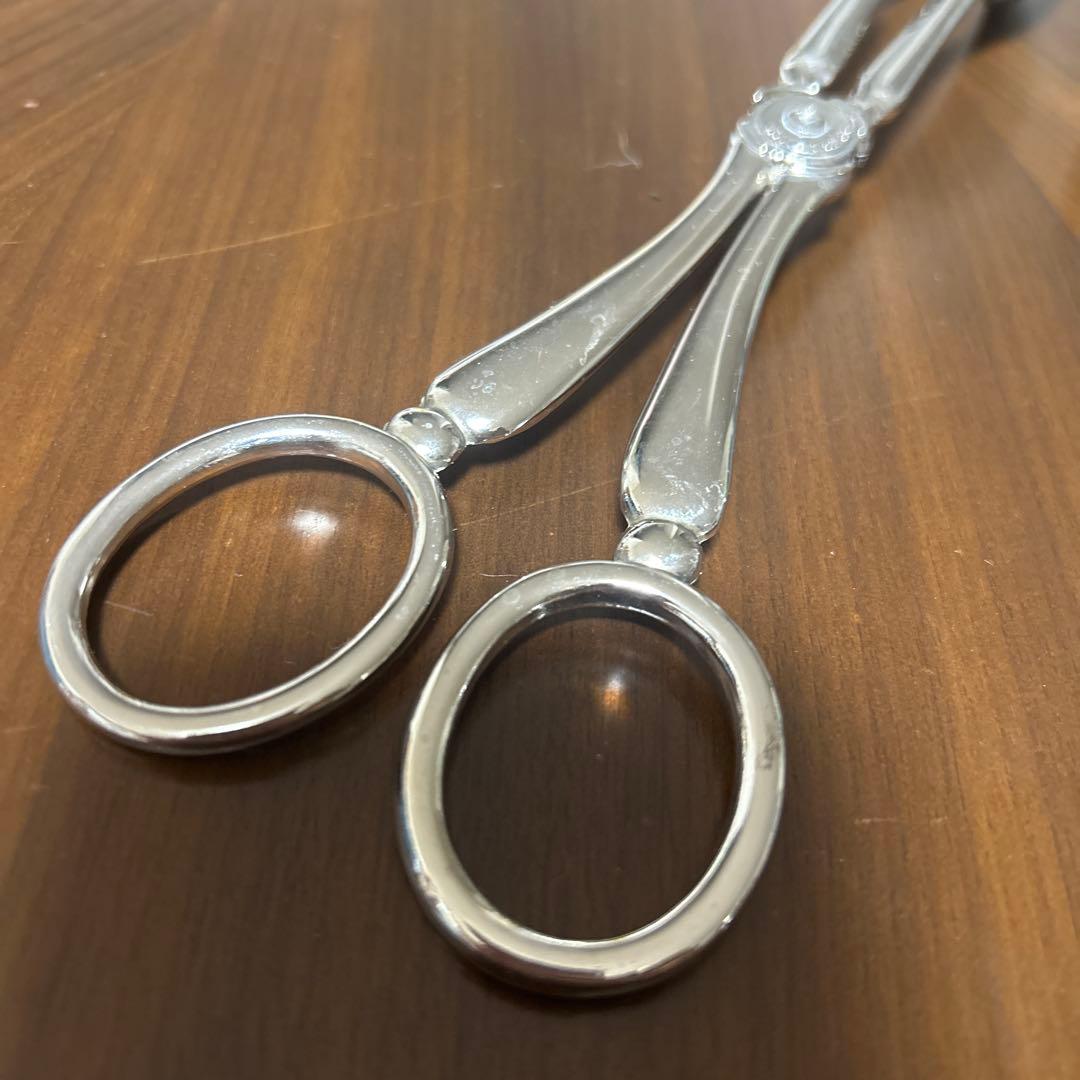 ステンレススチール製ケーキサーバーとトング