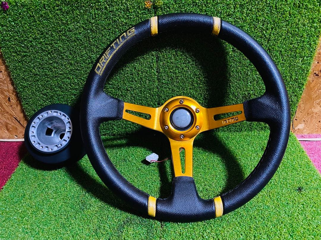 MOMO ステアリング 黒・オレンジ