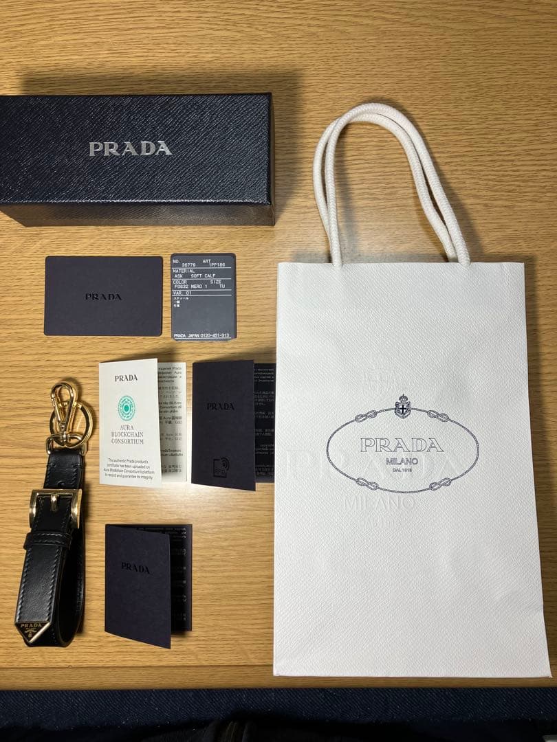 【新品・未使用】PRADA レザーキーホルダー ブラック