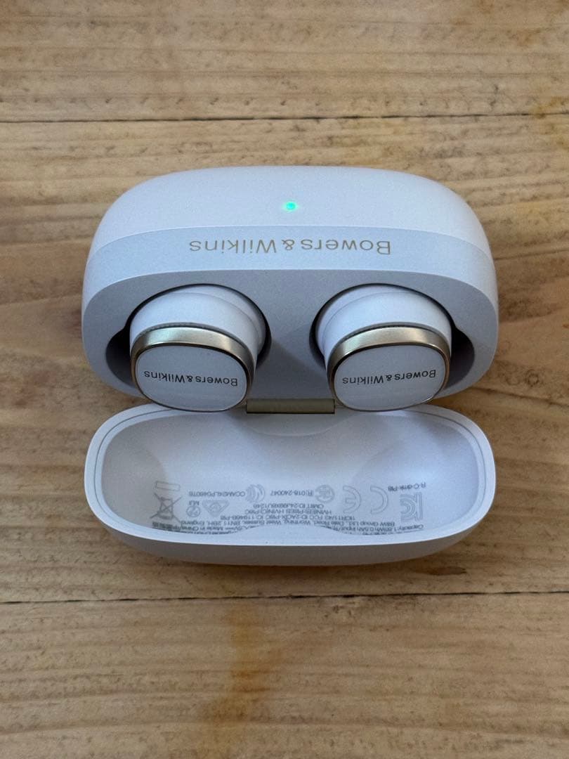 オレスカ Bowers & Wilkins Pi8 ホワイト