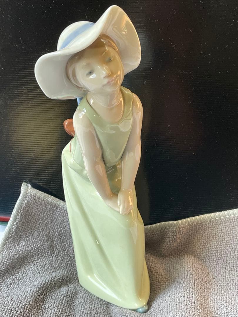 リヤドロ LLADRÓ 人形 鏡のまえで 若草色の少女　05009