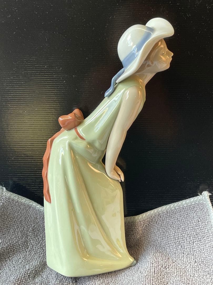 リヤドロ LLADRÓ 人形 鏡のまえで 若草色の少女　05009