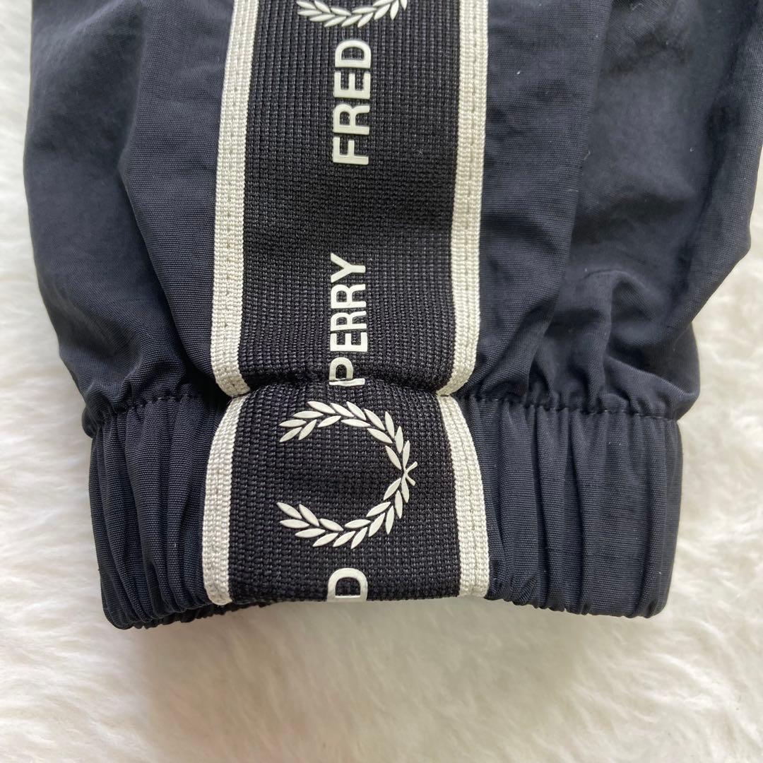 ✨美品 フレッドペリー　ハーフジッププルオーバー　センターロゴ刺繍　ブラック　黒