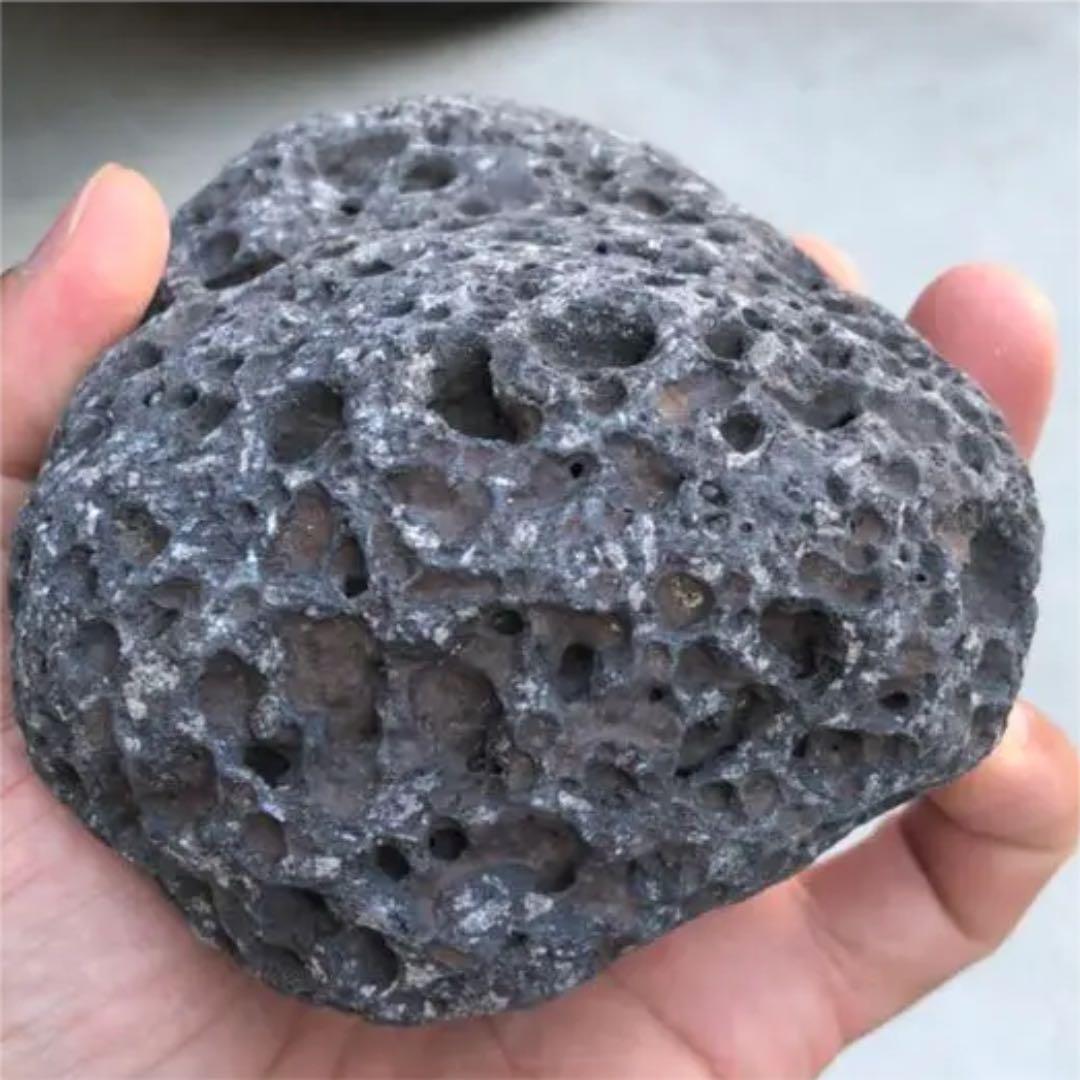 まん丸溶岩石◼️溶岩の穴がボコボコとあいていてかなりステキな雰囲気です。