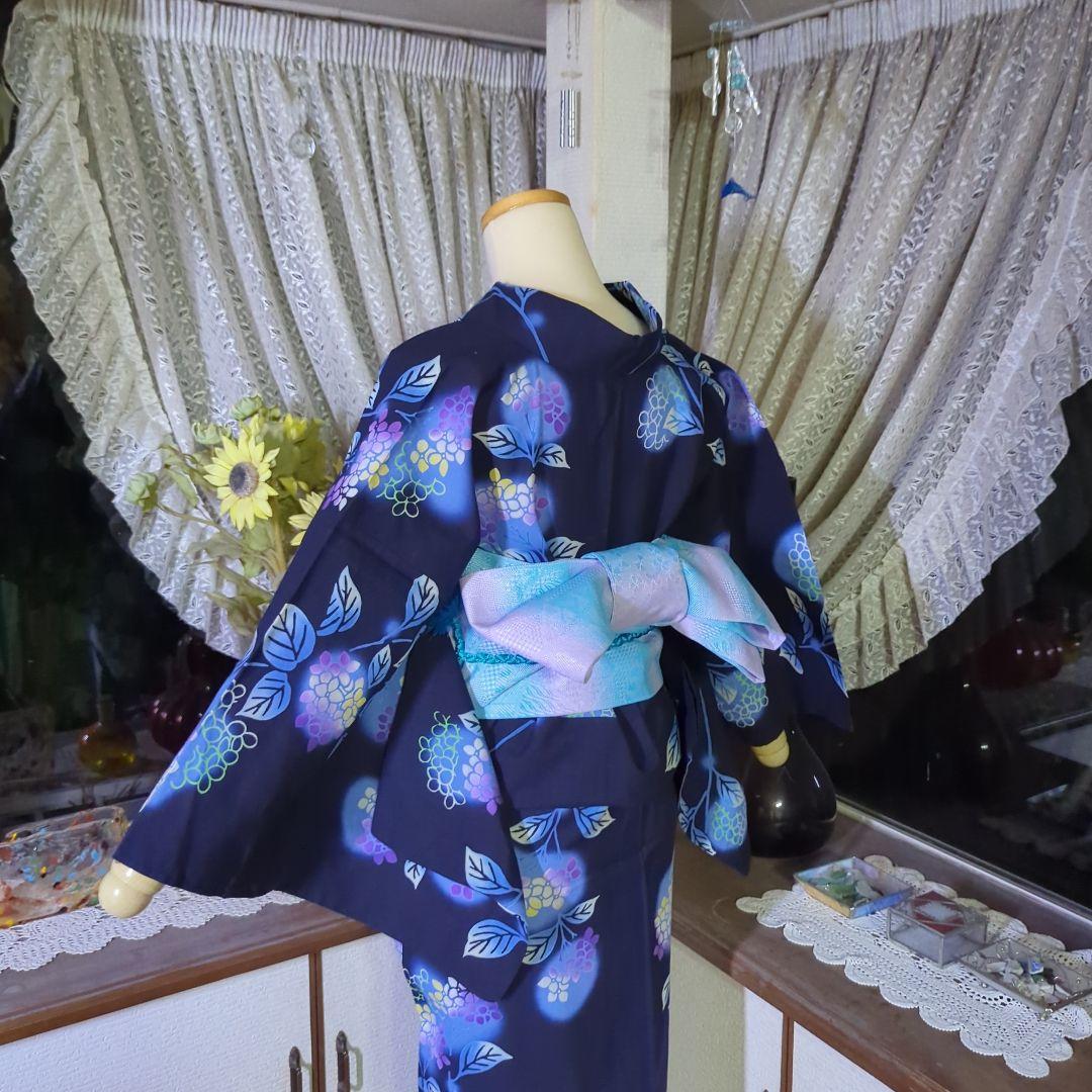 紺の地に、薄紫の紫陽花がほんのりと浮き立つ美しい注染めの浴衣です