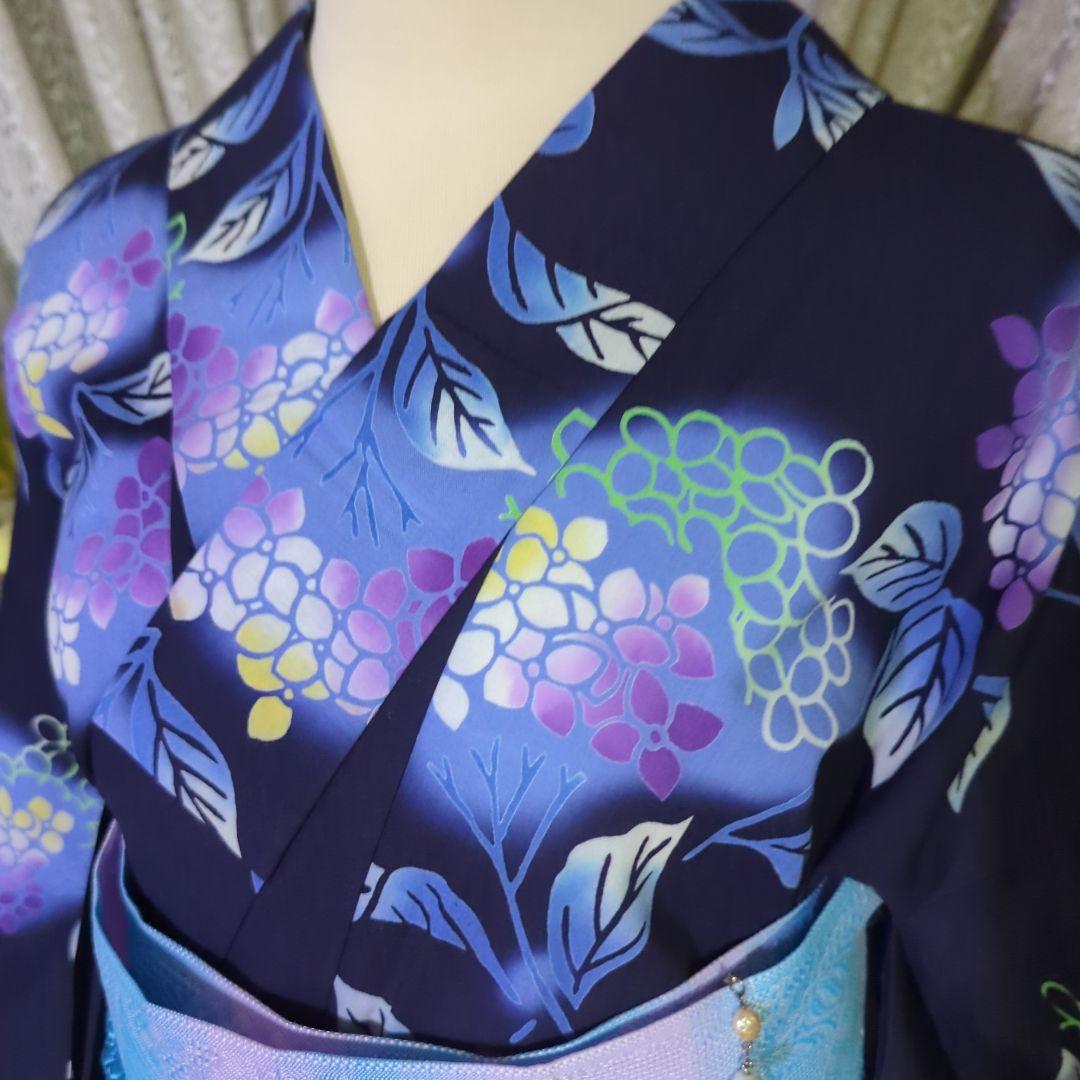 紺の地に、薄紫の紫陽花がほんのりと浮き立つ美しい注染めの浴衣です