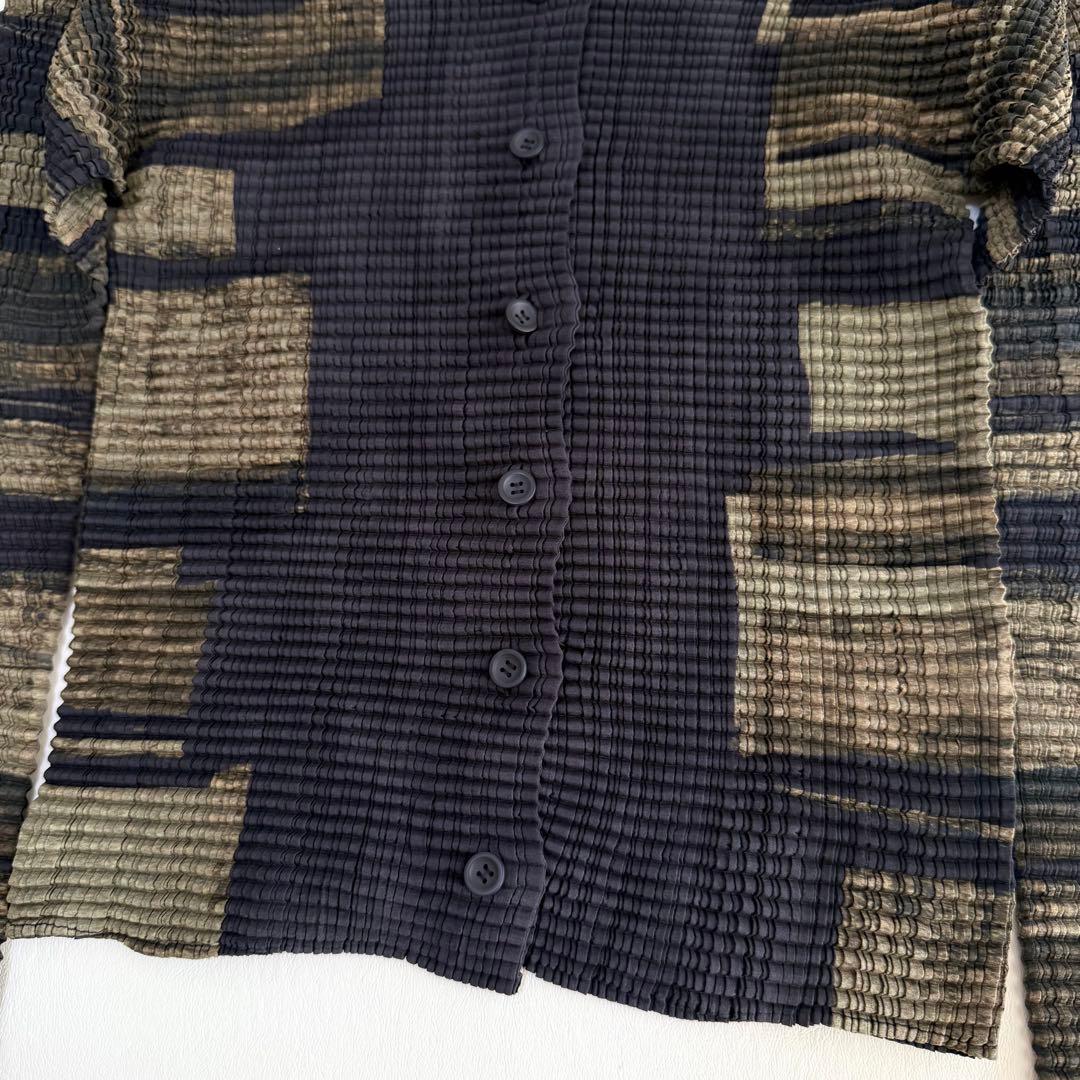 【イッセイミヤケ（T.）】プリーツ長袖シャツ（M）ブラック×カーキ　ブラウス