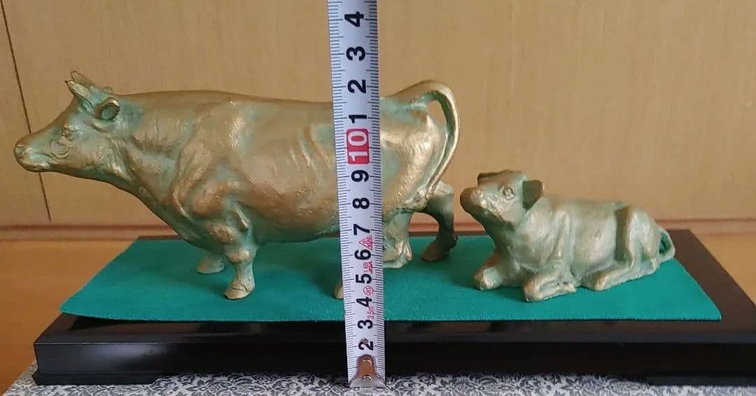 金色の牛と子牛の置物