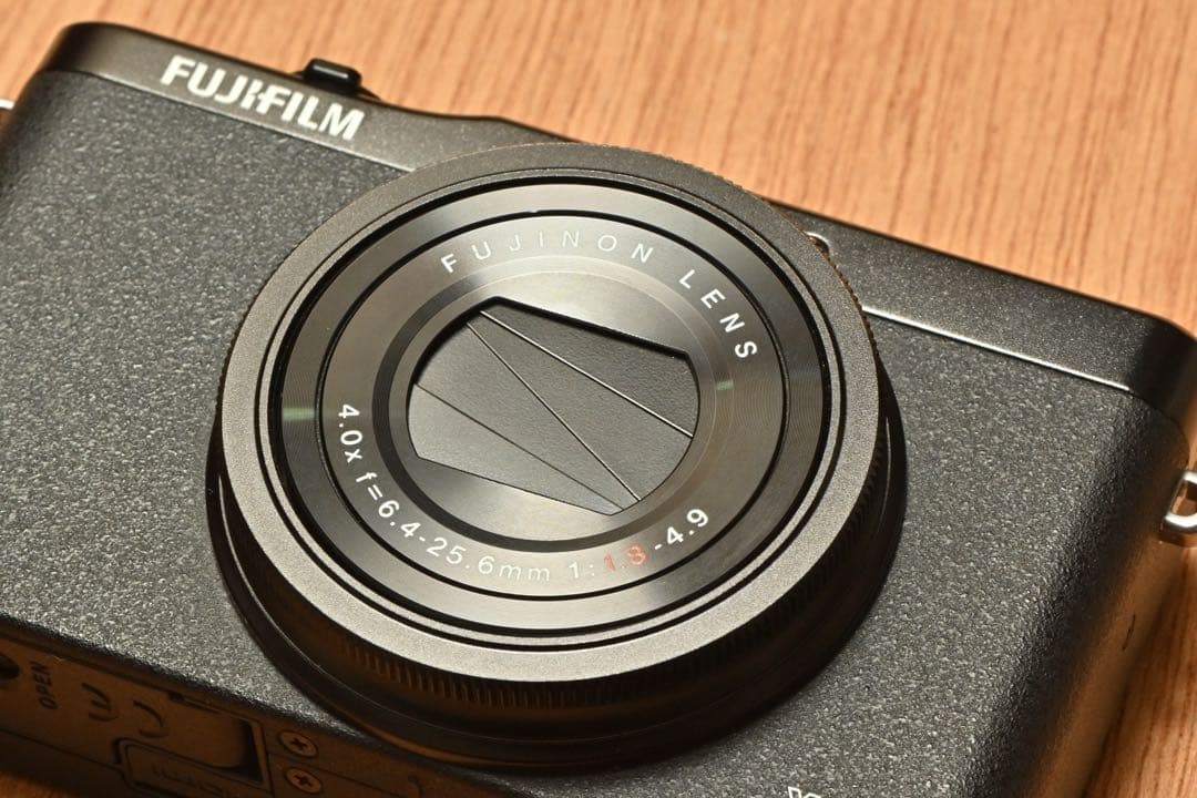 美品 FUJIFILM XQ1 コンパクトデジタルカメラ