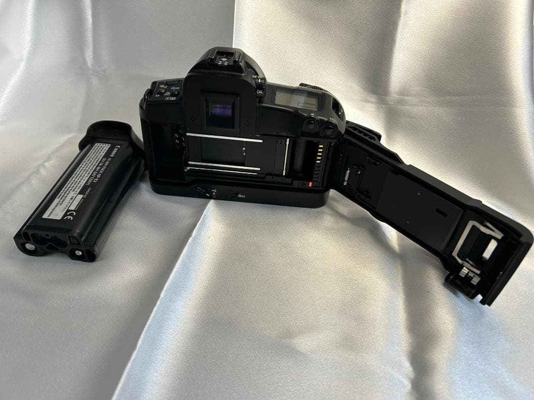 Canon キャノン EOS-3 ボディ＋ PB-E2 フィルム一眼レフカメラ