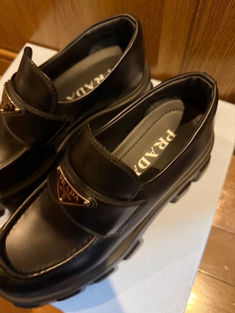 PRADA モノリス ブラックレザー ローファー