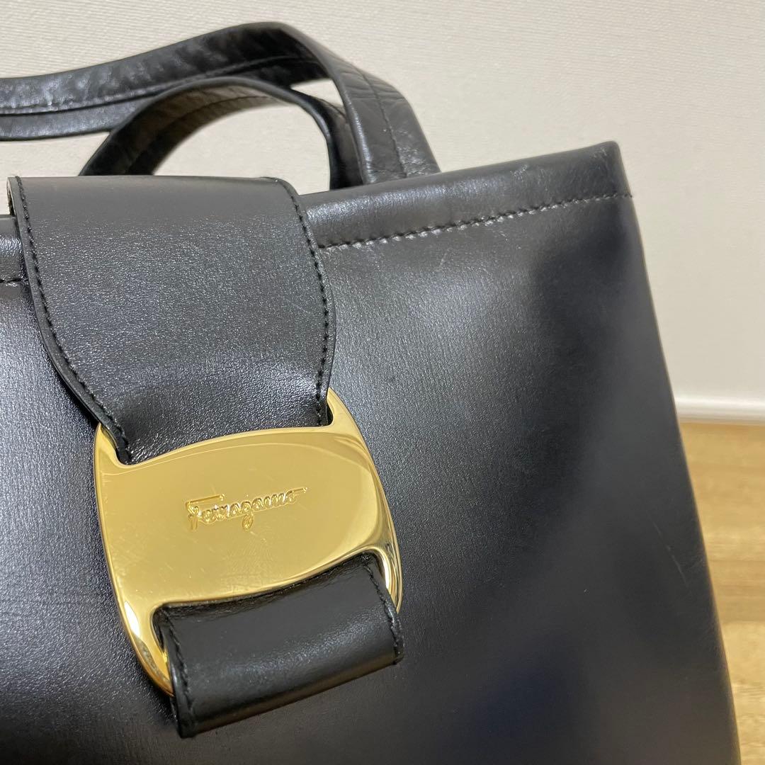 《美品》Ferragamo（フェラガモ）レザー ハンドバッグ ブラック 黒