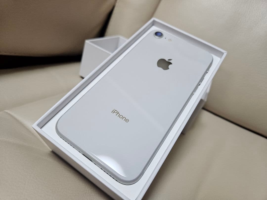Apple iPhone 8 シルバー 本体 docomo
