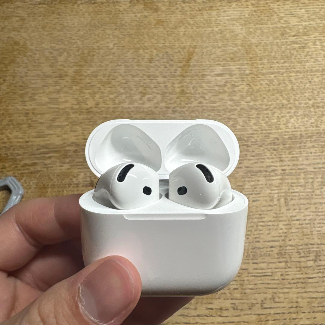 AirPods4本体 ESRのケース付き
