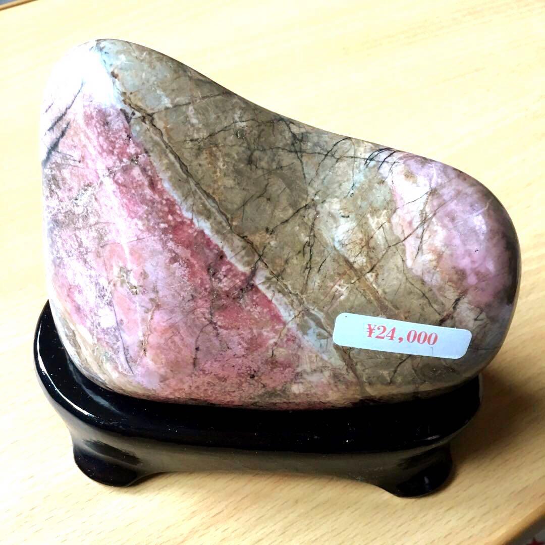 希少ロードナイト磨き原石　(和名:バラ輝石) 美しい天然石　愛をサポート　置物