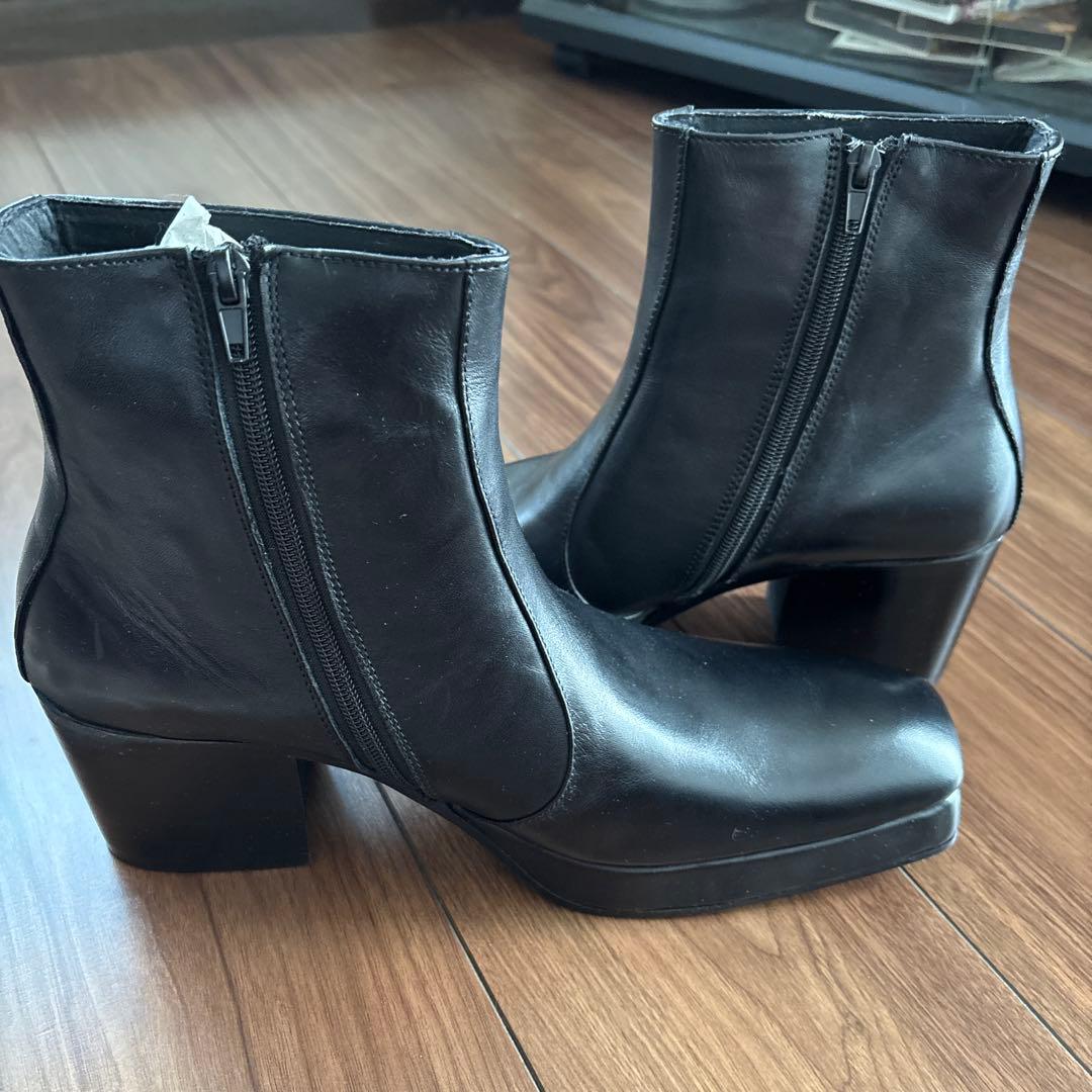 ブラックレザーショートブーツ
