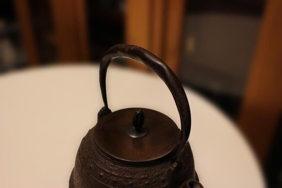 古鉄瓶　　釜師造　小振り鉄瓶　「水漏れなし・状態良好」 　未使用に近い