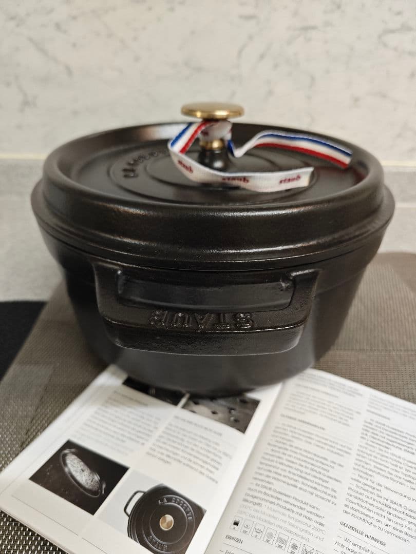 美品 ストウブ鍋ピコ・ココット ラウンド22cm マットブラック