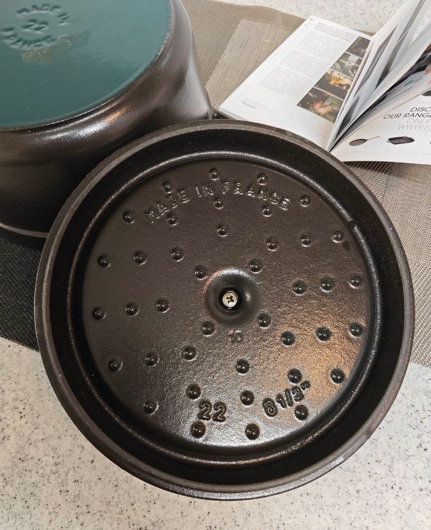 美品 ストウブ鍋ピコ・ココット ラウンド22cm マットブラック