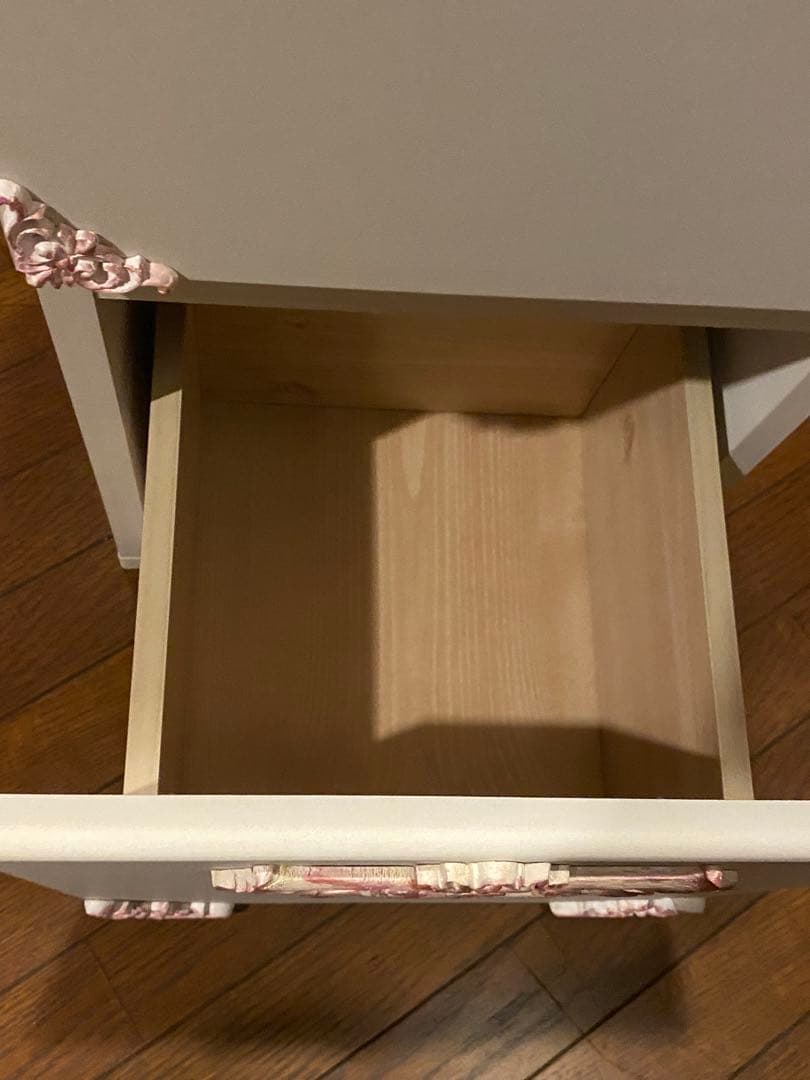 ホワイト チェスト♦️ピンクシルバー ロココ装飾♦️しっかりとした 隙間収納♦️送料込