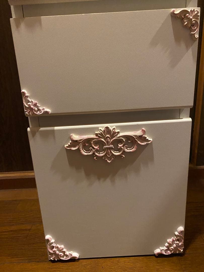 ホワイト チェスト♦️ピンクシルバー ロココ装飾♦️しっかりとした 隙間収納♦️送料込