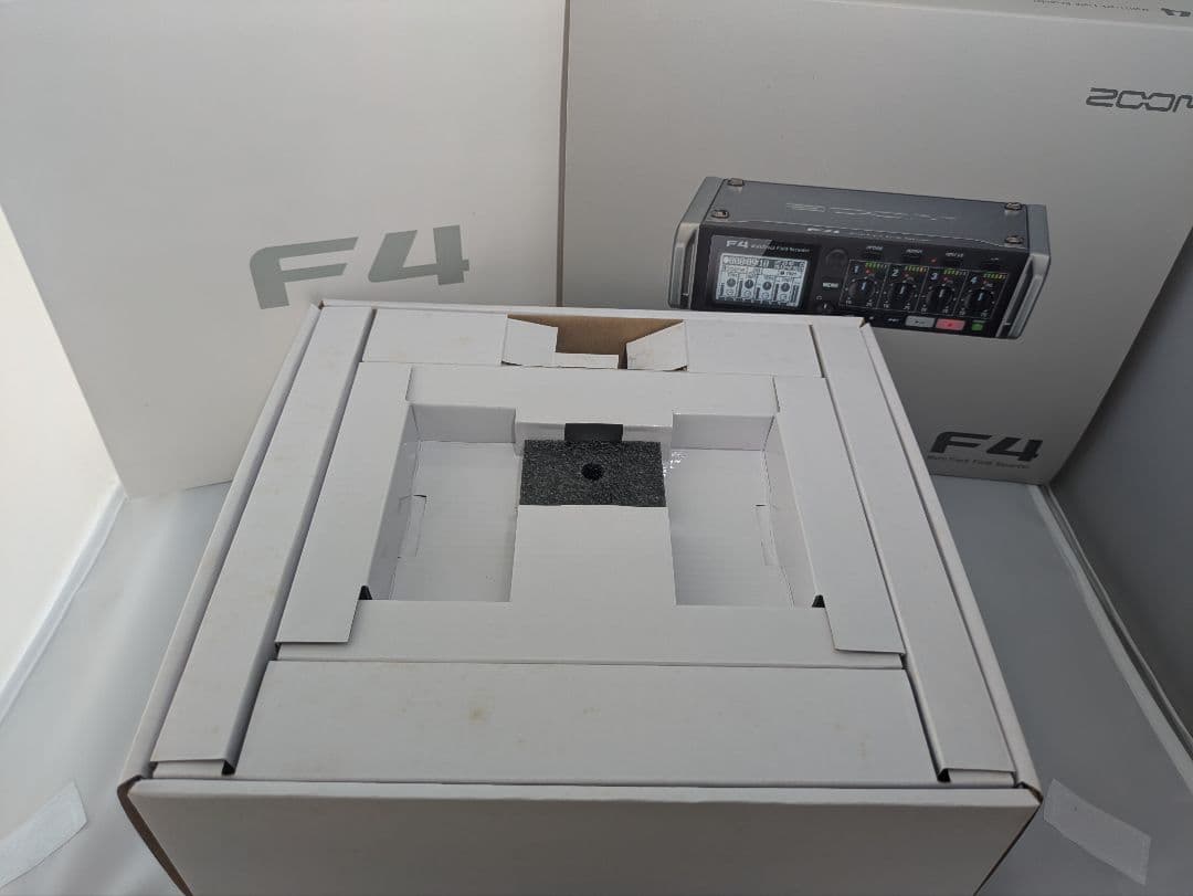 Zoom F4 マルチトラックフィールドレコーダー（8トラック）