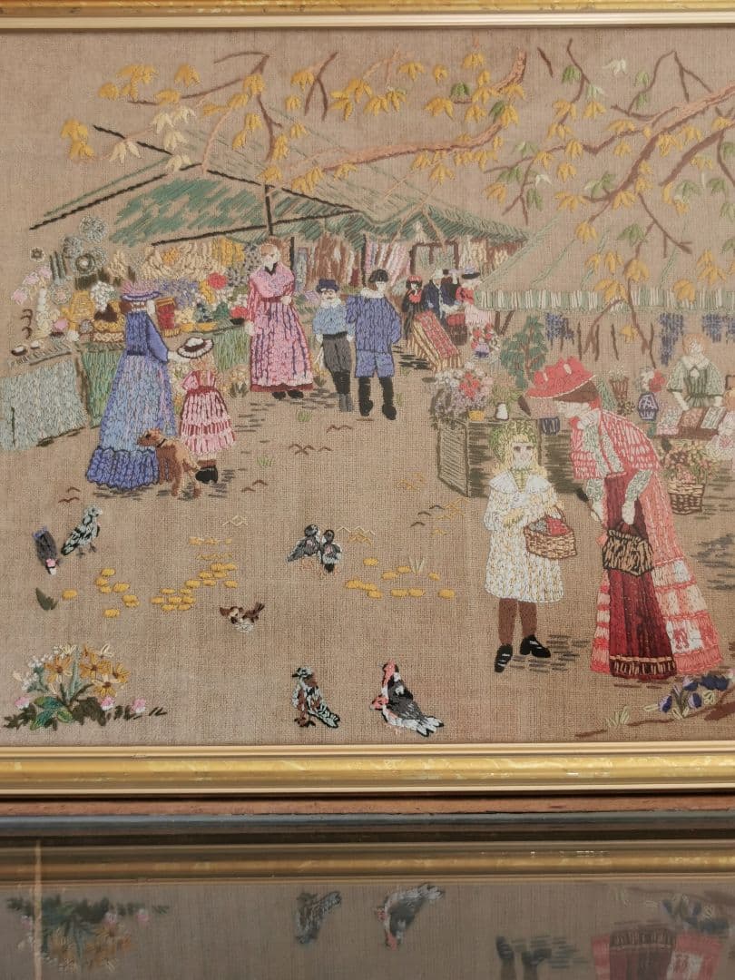 アンティーク ニードルポイント刺繍 ガラス額装 マルシェ 朝市の賑わい 犬 小鳥