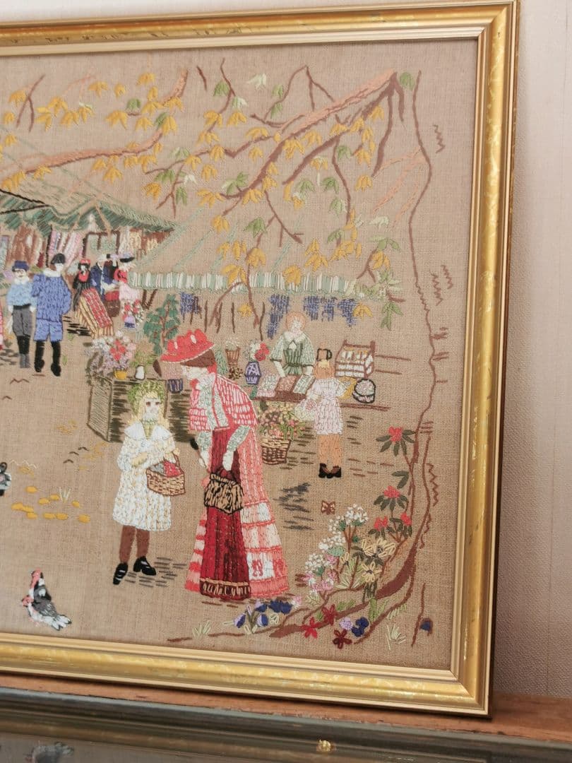 アンティーク ニードルポイント刺繍 ガラス額装 マルシェ 朝市の賑わい 犬 小鳥