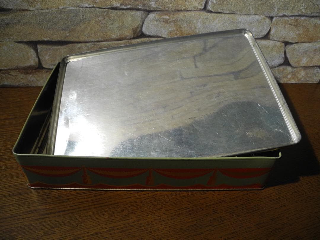 【ビンテージ品】エリザベス女王とフィリップ殿下／ガーズのショートブレッド空き缶