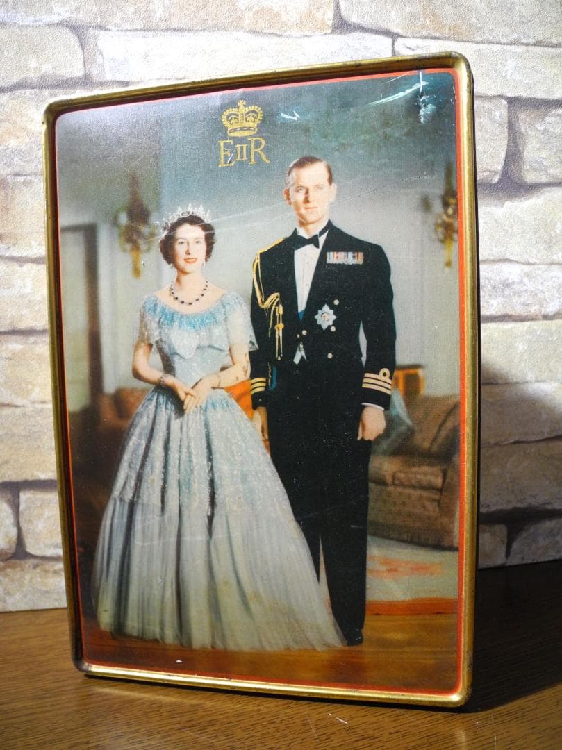 【ビンテージ品】エリザベス女王とフィリップ殿下／ガーズのショートブレッド空き缶