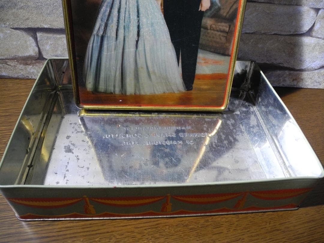 【ビンテージ品】エリザベス女王とフィリップ殿下／ガーズのショートブレッド空き缶