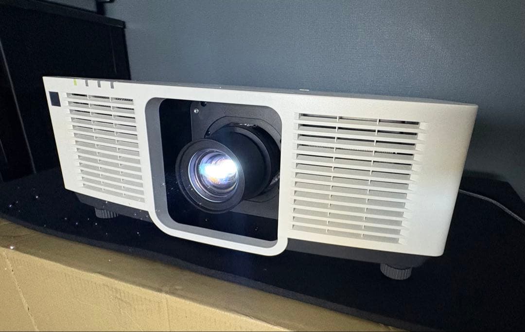 パナソニックPT-MZ880レーザープロジェクター