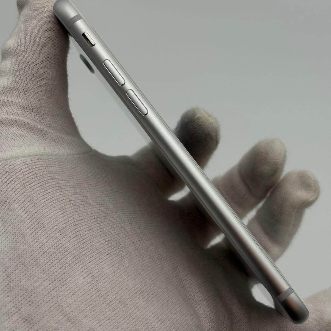 (美品) Apple iPhone 8 シルバー 箱付き 本体