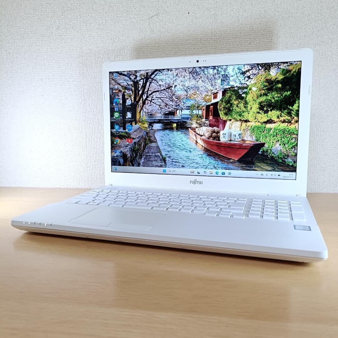 ノートPC Windows11 i7 SSD 1TB メモリ24GB 富士通 白