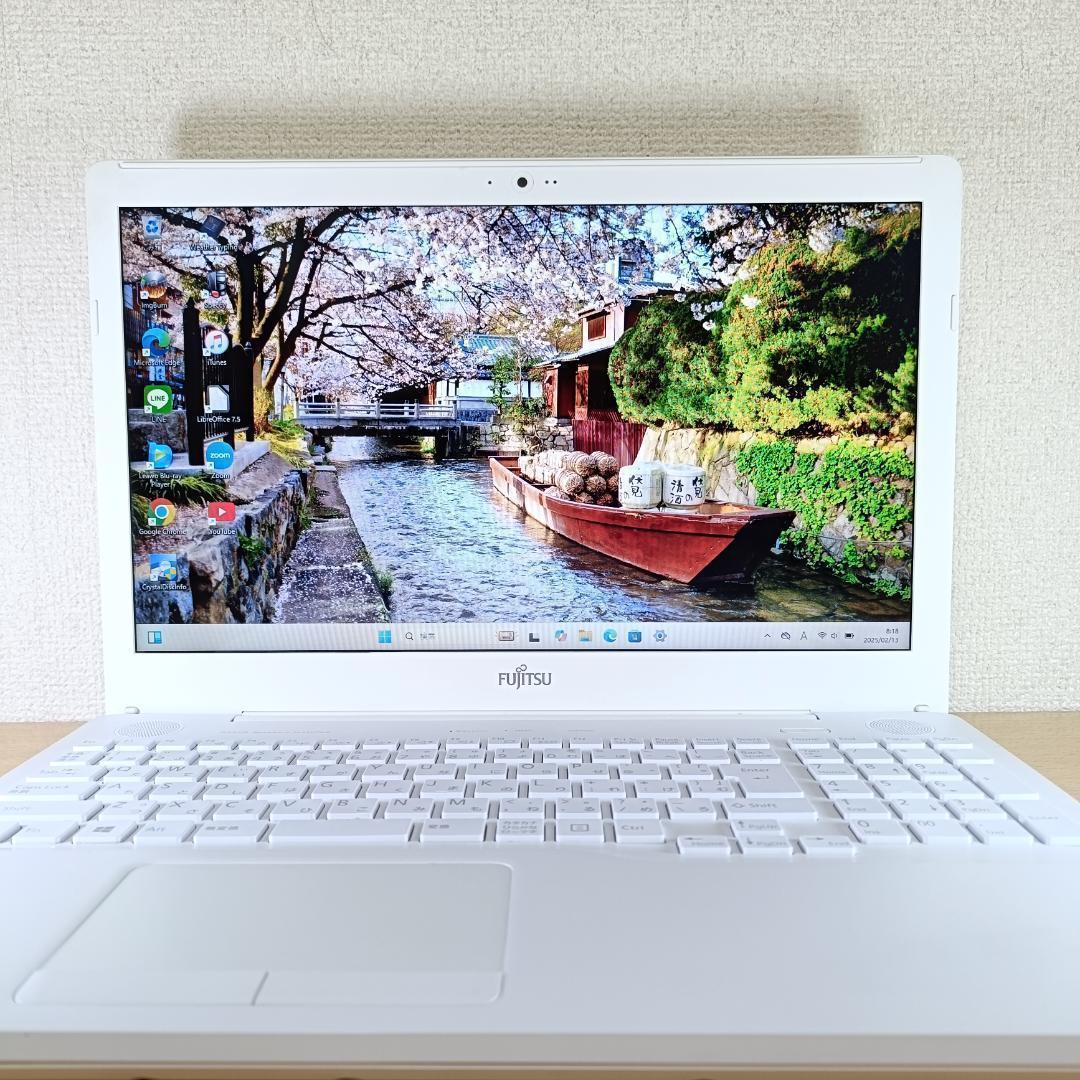 ノートPC Windows11 i7 SSD 1TB メモリ24GB 富士通 白