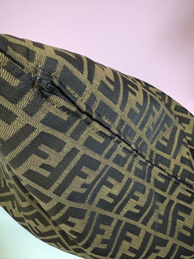 FENDI フェンディ　クッション　茶×黒　羽根　フェザー　カバー　ブラウン