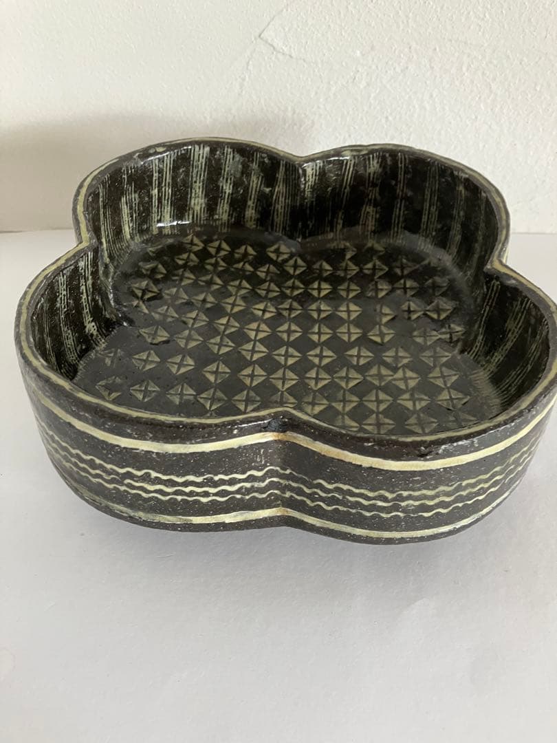 丹羽　龍知　作　灰釉印華三島変形鉢