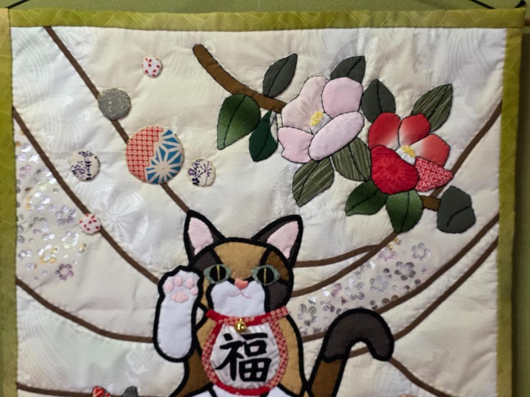 【ハンドメイド】ステンドグラスキルトタペストリー　招き猫と寒椿