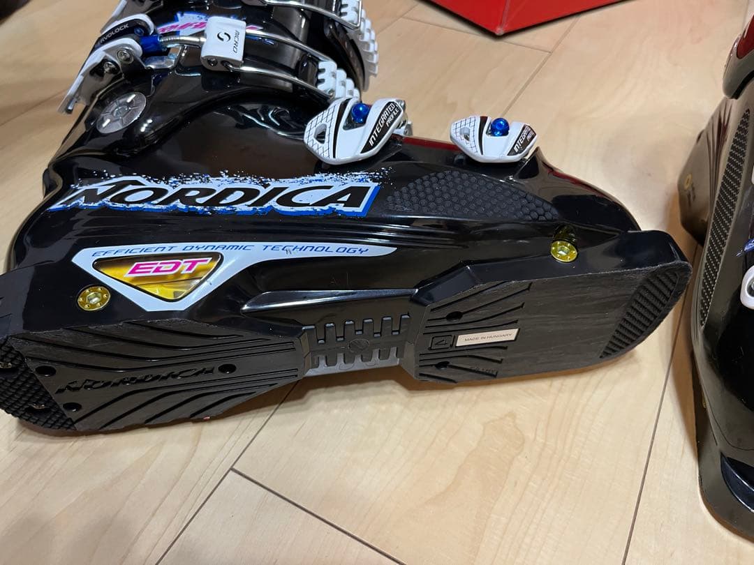 ノルディカ　スキー　ドーベルマン　ブーツ　ゲレンデ　レース