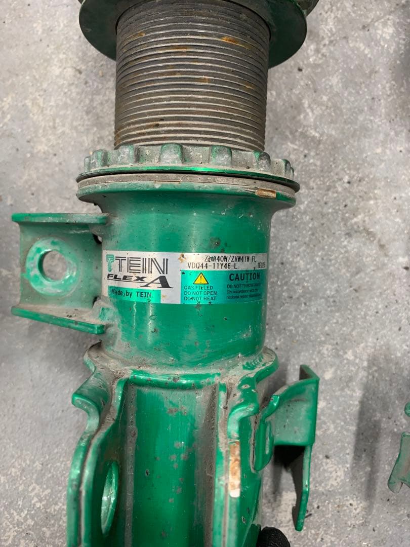 プリウスα車高調