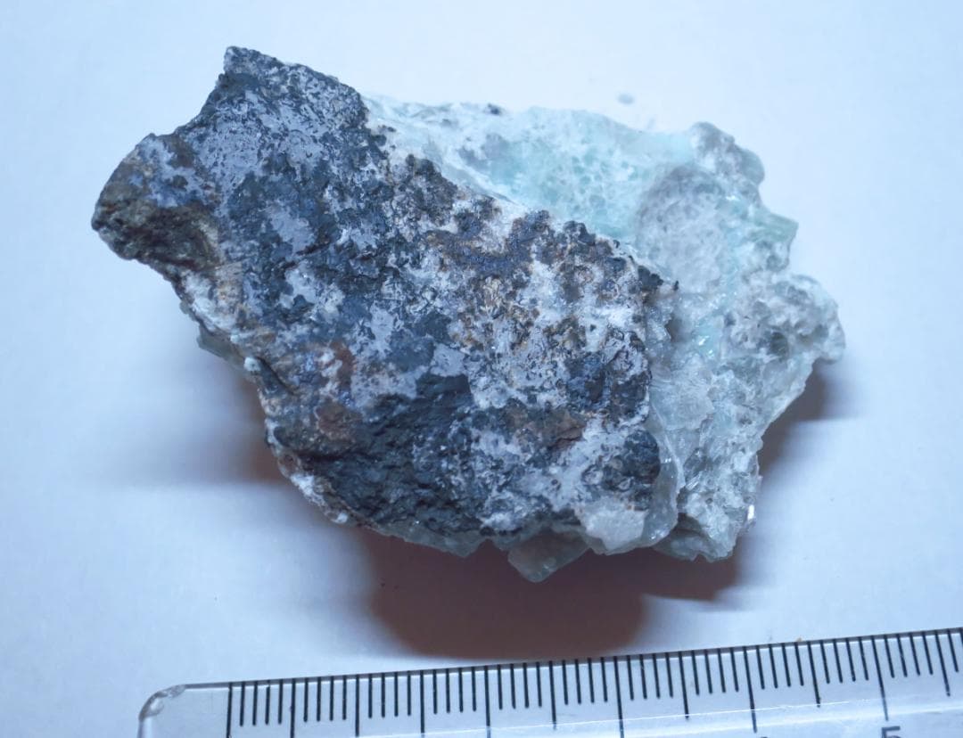 ターブッタイト ターブット石Tarbuttite 　蛍光鉱物　鉱物標本