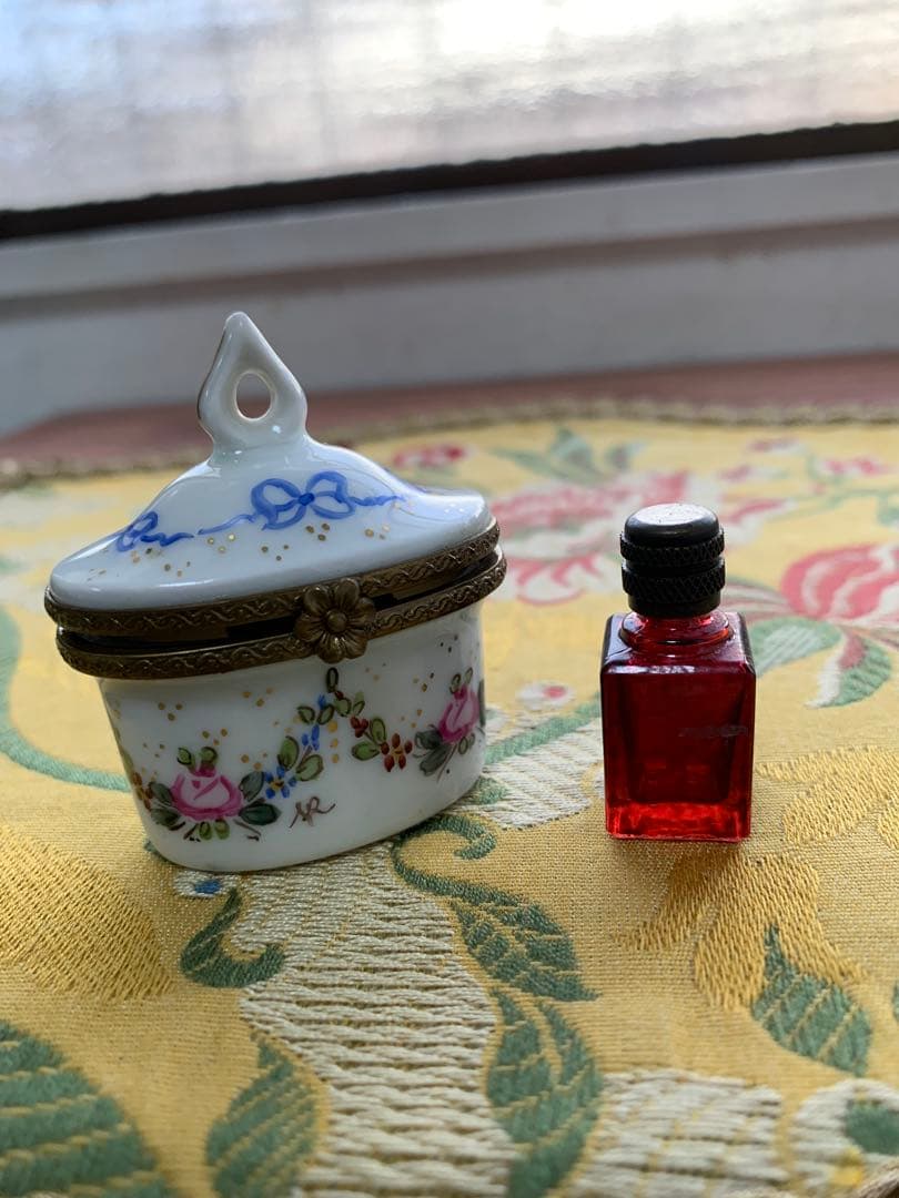 リモージュボックス　フランス製　可愛い花柄の小物入れの中に香水瓶が入ってる！