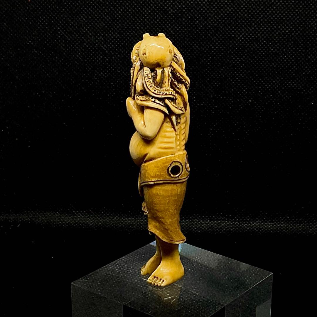 蛸に海女牙彫根付　箱付