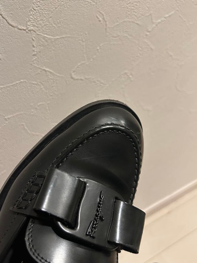 FERRAGAMO VIVALDO ブラックローファー