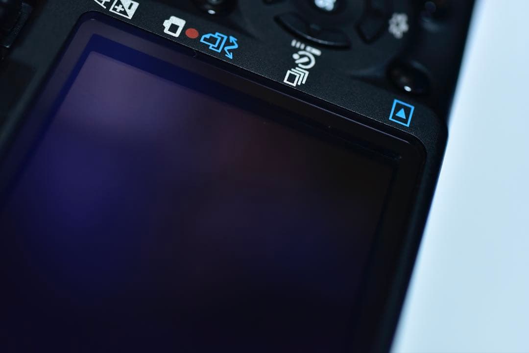 Canon EOS Kiss X3本体とバッテリーチャージャー