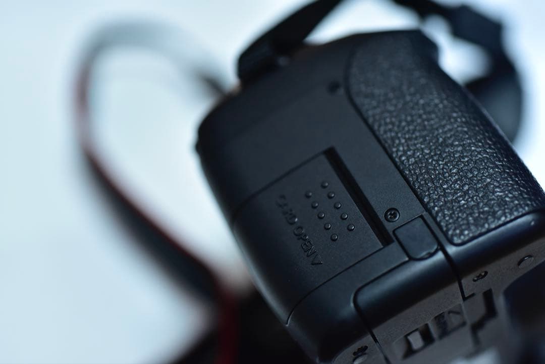 Canon EOS Kiss X3本体とバッテリーチャージャー